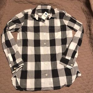 *NWT* GAP button up. Size small. Front pocket.